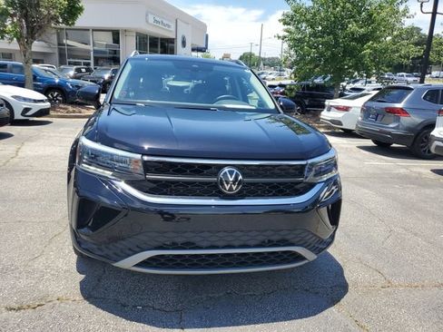 Certified 2023 Volkswagen Taos SE w/ Panoramic Sunroof Package FWD image 2