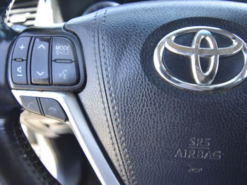 Used 2019 Toyota Highlander XLE FWD image 14