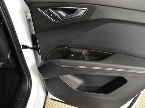 Used 2025 Audi Q4 e-tron Premium Plus w/ Premium Plus image 24