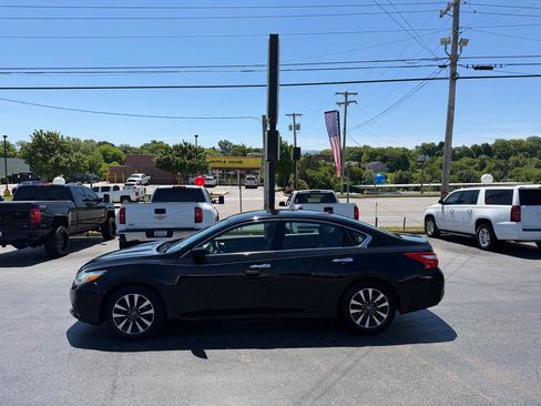 Used 2017 Nissan Altima 2.5 SV FWD image 1