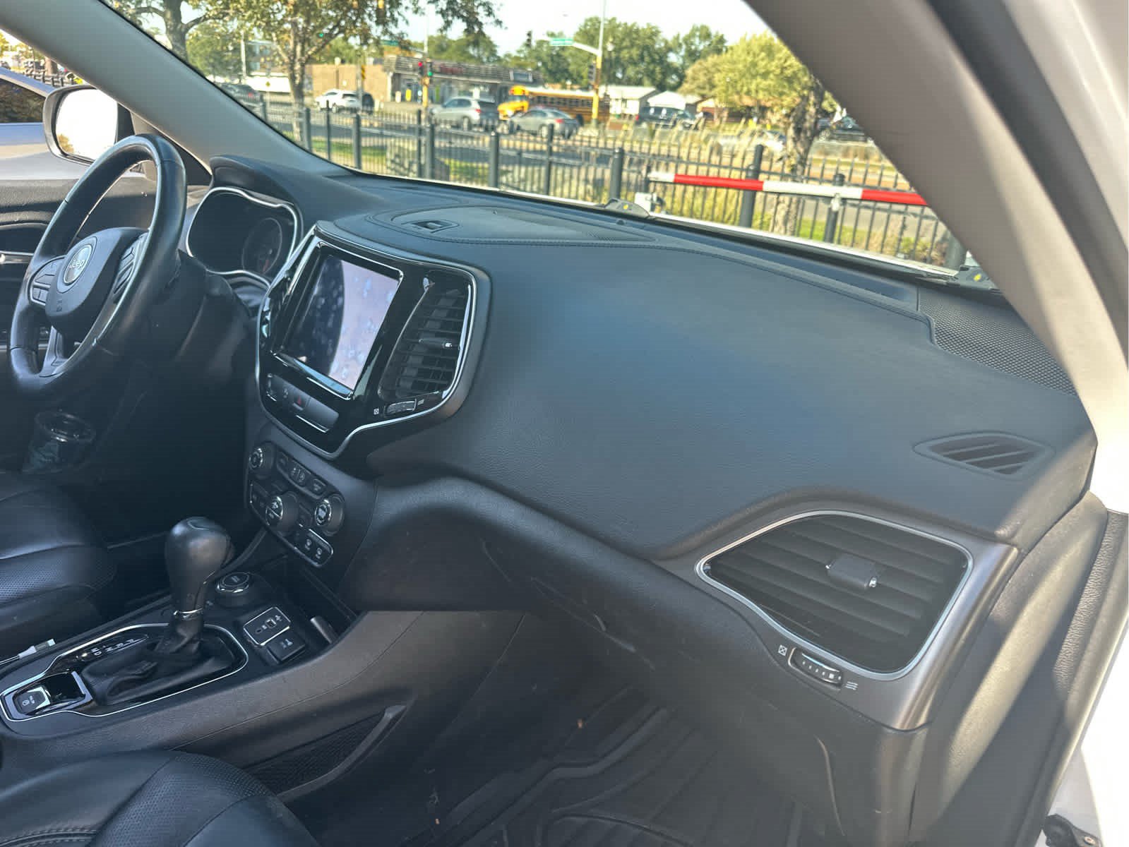 Used 2019 Jeep Cherokee Limited AWD/4WD image 5