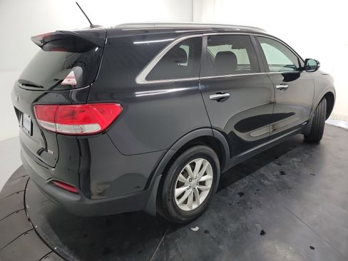 Used 2017 Kia Sorento LX image 9