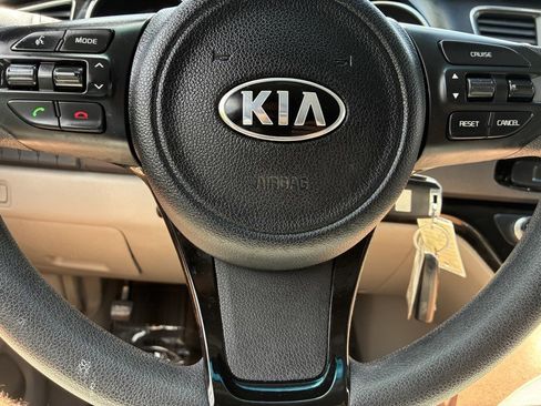Used 2016 Kia Sedona LX w/ LX Convenience Package FWD image 9