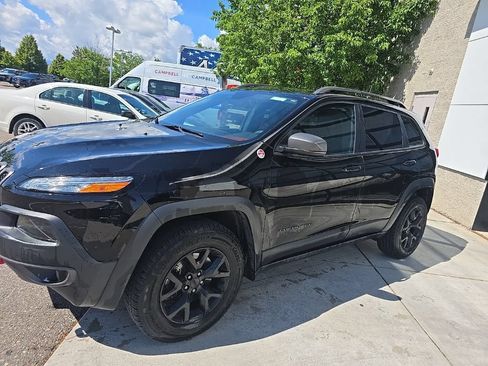 Used 2017 Jeep Cherokee Trailhawk w/ Comfort/Convenience Group AWD/4WD image 4