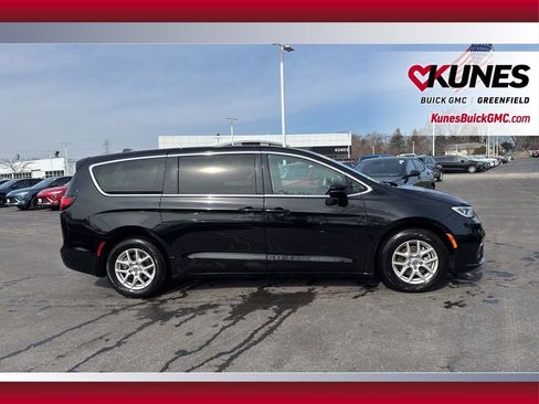 Used 2024 Chrysler Pacifica Touring-L image 4