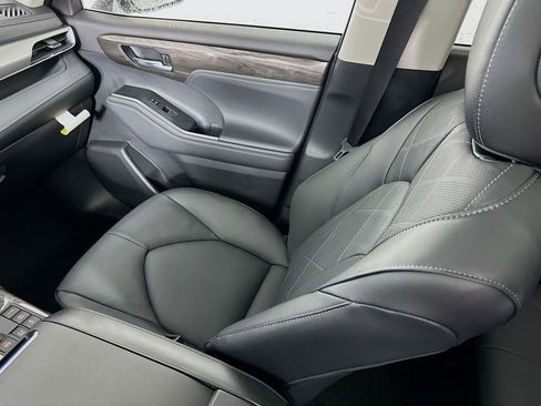 New 2026 Toyota Highlander Platinum image 25