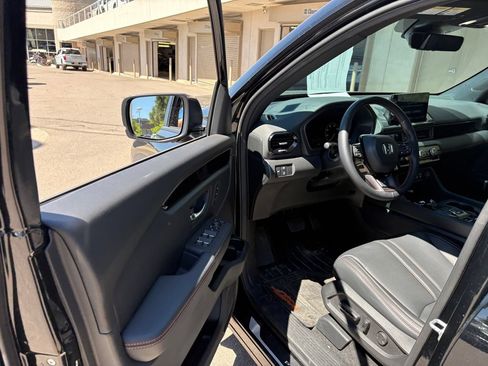Used 2025 Honda Pilot TrailSport image 15
