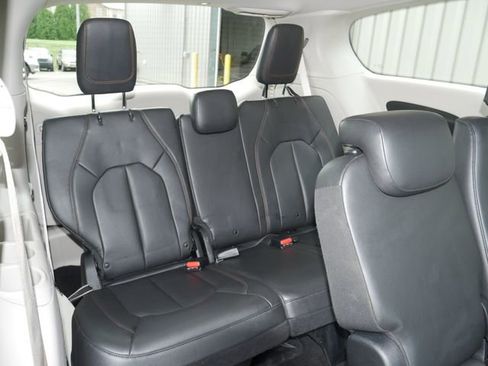 Used 2017 Chrysler Pacifica Touring-L FWD image 24