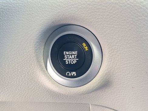 Used 2023 Chrysler Pacifica Limited FWD image 31