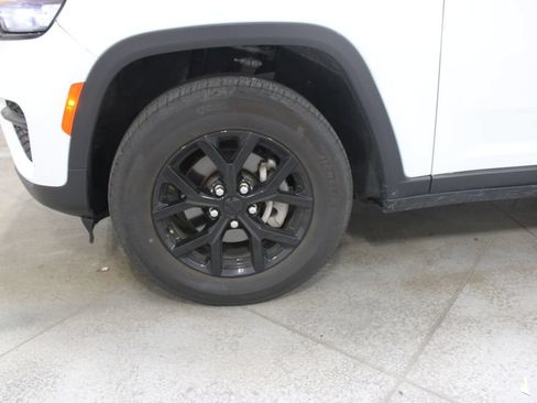 Used 2025 Jeep Grand Cherokee Altitude AWD/4WD image 14