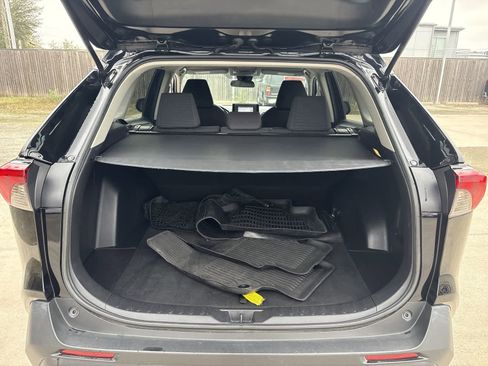 Used 2021 Toyota RAV4 LE image 18