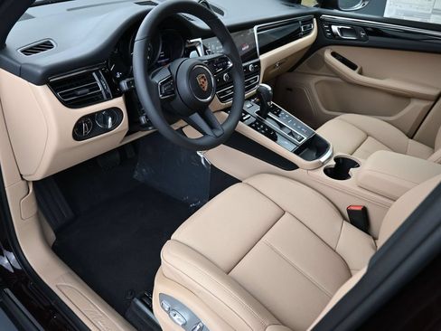 Certified 2025 Porsche Macan AWD/4WD image 4