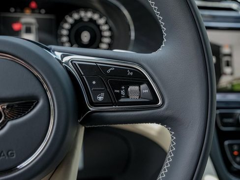 New 2025 Bentley Bentayga image 25