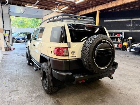 Used 2010 Toyota FJ Cruiser 4WD image 4