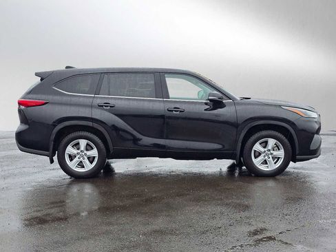 Used 2023 Toyota Highlander LE AWD/4WD image 2