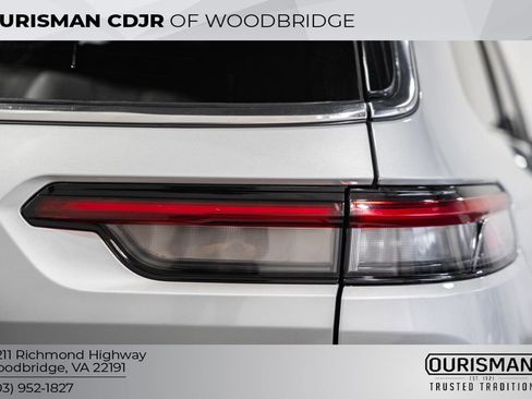 Used 2024 Jeep Grand Cherokee L Limited w/ Luxury Tech Group II image 7