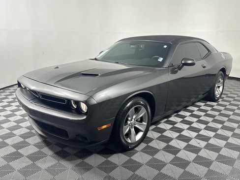Used 2015 Dodge Challenger SXT RWD image 3