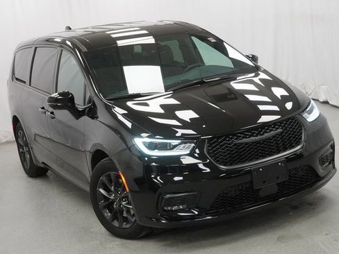 Certified 2024 Chrysler Pacifica Limited image 9