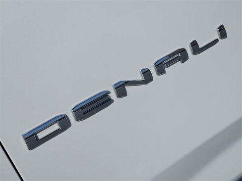 Used 2022 GMC Yukon Denali w/ Advanced Technology Package image 12