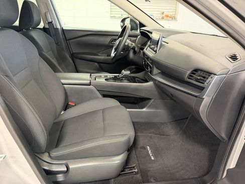 Used 2024 Nissan Rogue S FWD image 19