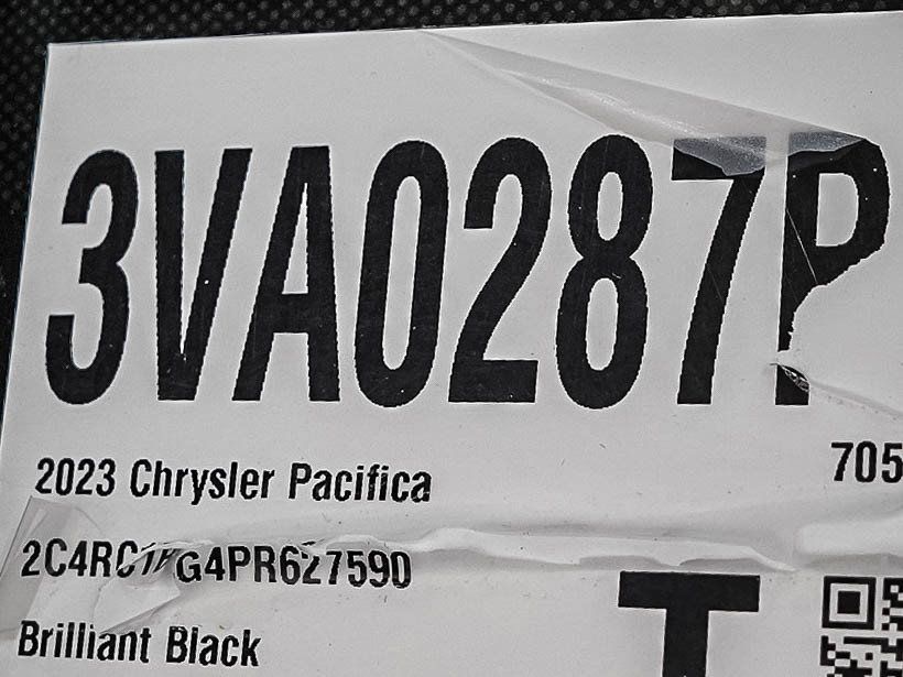 Used 2023 Chrysler Pacifica Touring-L FWD image 35