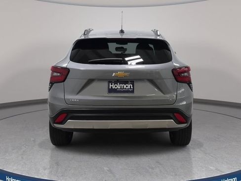 Used 2025 Chevrolet Trax LT FWD image 7