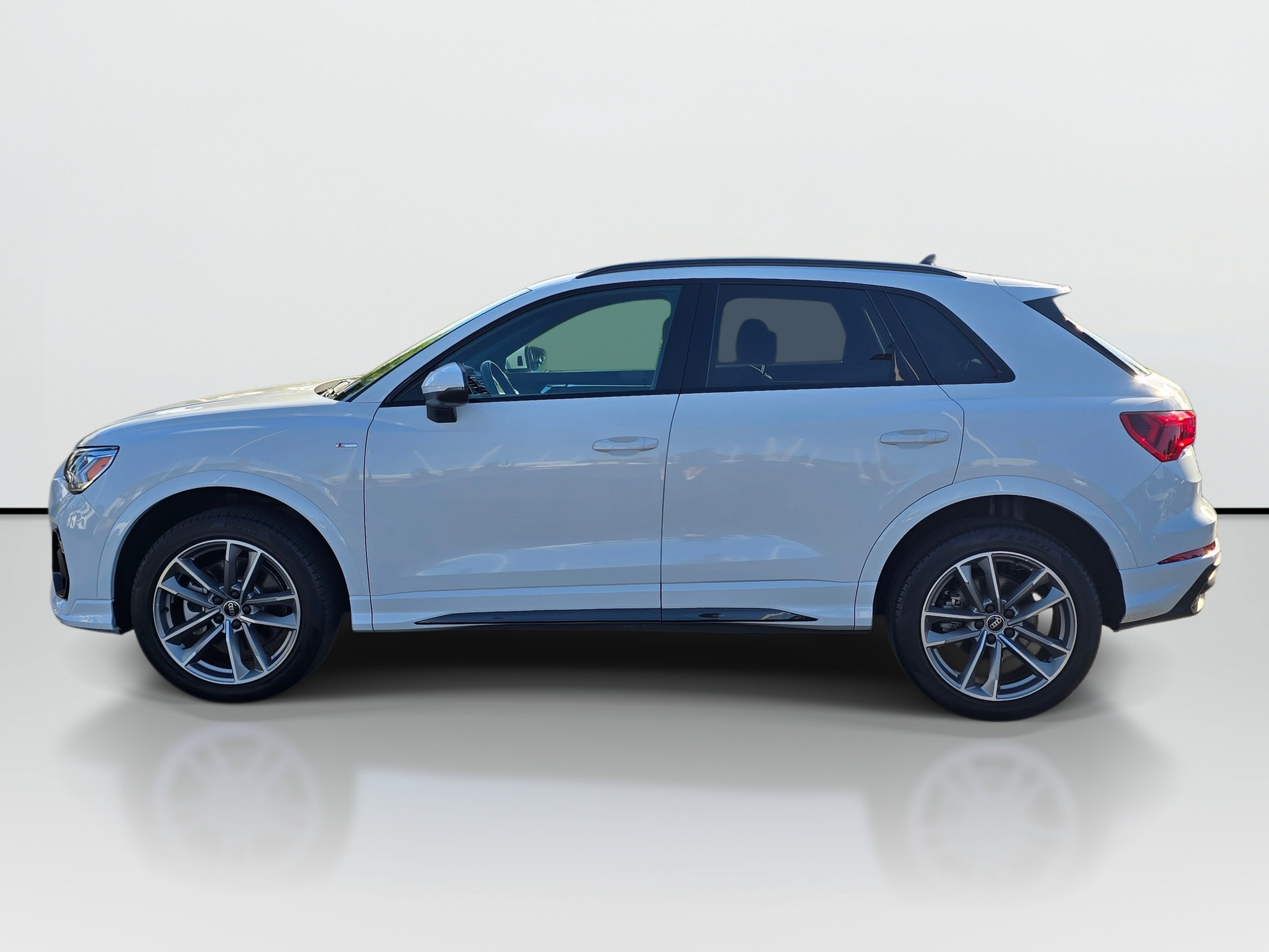 Used 2023 Audi Q3 2.0T Premium Plus w/ Premium Plus Package AWD/4WD image 2