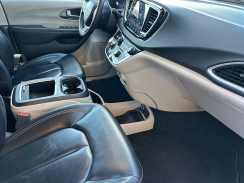Used 2023 Chrysler Pacifica Touring-L image 18