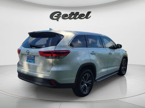 Used 2018 Toyota Highlander Plus FWD image 5