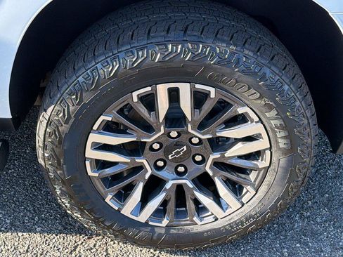 New 2026 Chevrolet Suburban Z71 w/ Comfort Package AWD/4WD image 13