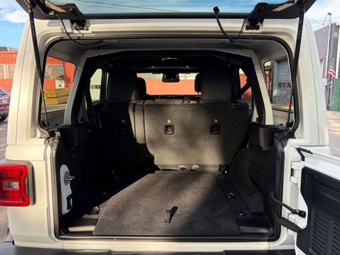 Used 2025 Jeep Wrangler Unlimited Sahara AWD/4WD image 32