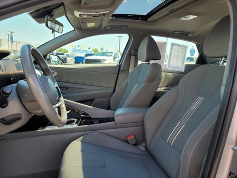Used 2025 Hyundai Elantra SEL FWD image 11