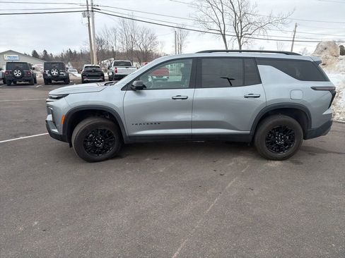 Used 2025 Chevrolet Traverse Z71 image 4