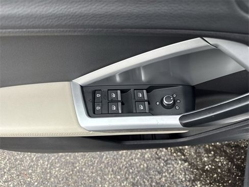 Used 2020 Audi Q3 2.0T Premium w/ Convenience Package image 27