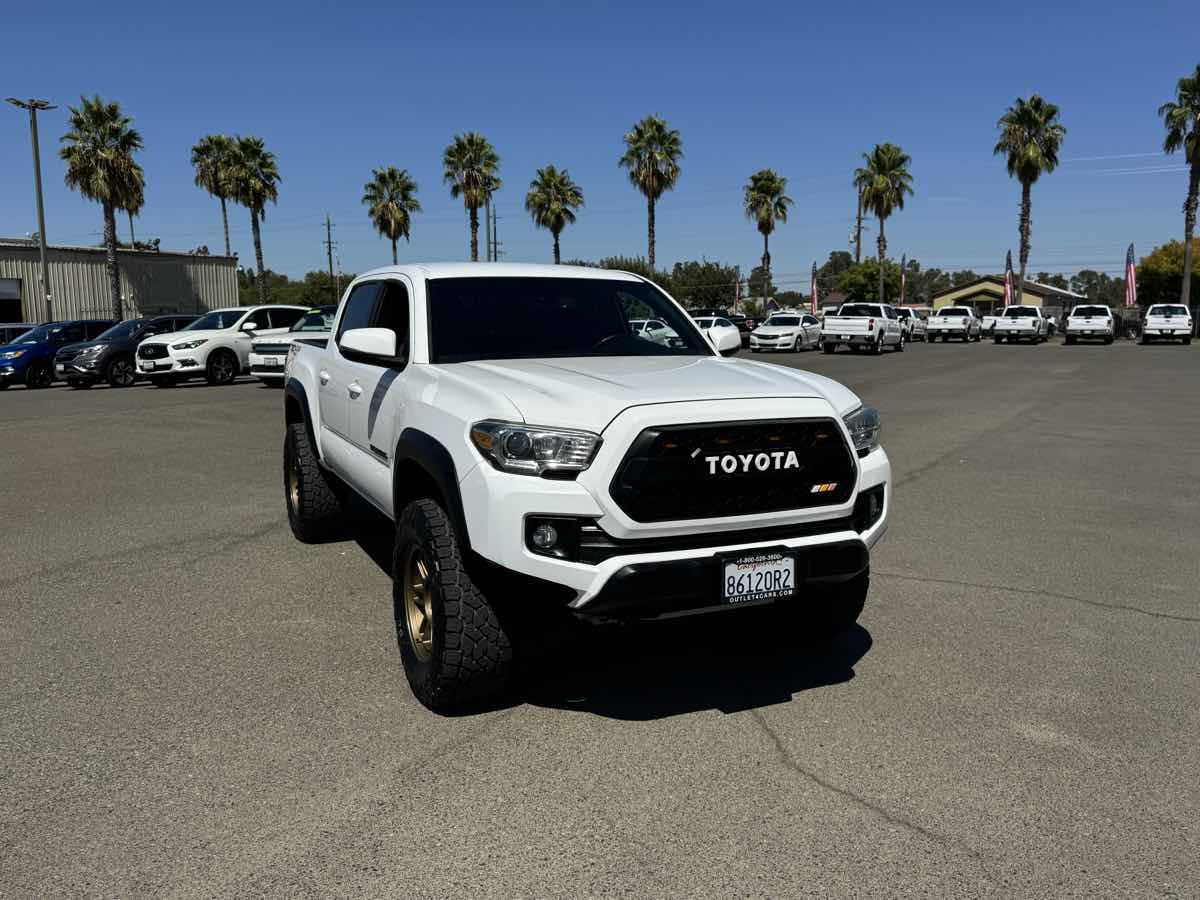 Used 2019 Toyota Tacoma TRD Off-Road w/ Technology Package AWD/4WD image 3