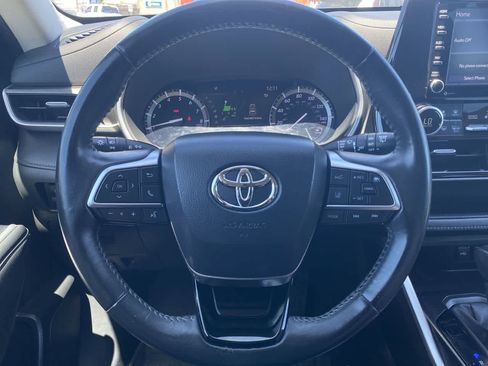 Used 2021 Toyota Highlander XLE AWD/4WD image 14