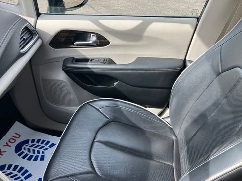 Used 2024 Chrysler Pacifica Limited image 12