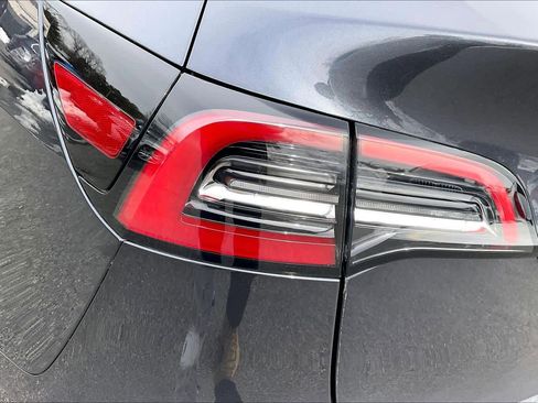 Used 2024 Tesla Model Y Long Range image 30