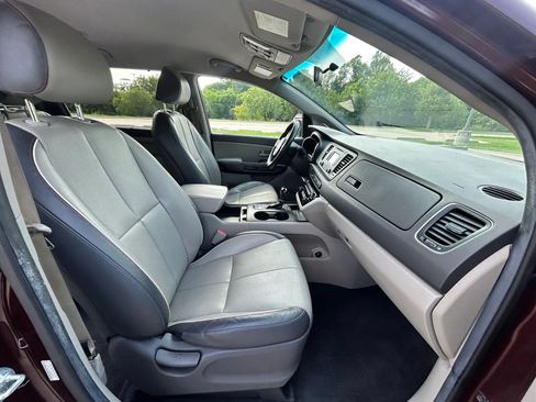 Used 2017 Kia Sedona LX w/ LX Essentials Premium Package FWD image 18
