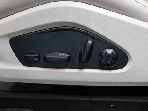 Certified 2025 Porsche Macan 4S Electric AWD/4WD image 21