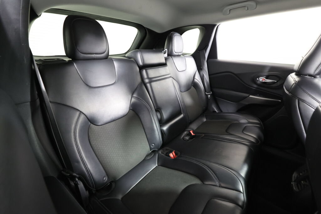 Used 2019 Jeep Cherokee Latitude Plus w/ Comfort/Convenience Group FWD image 21