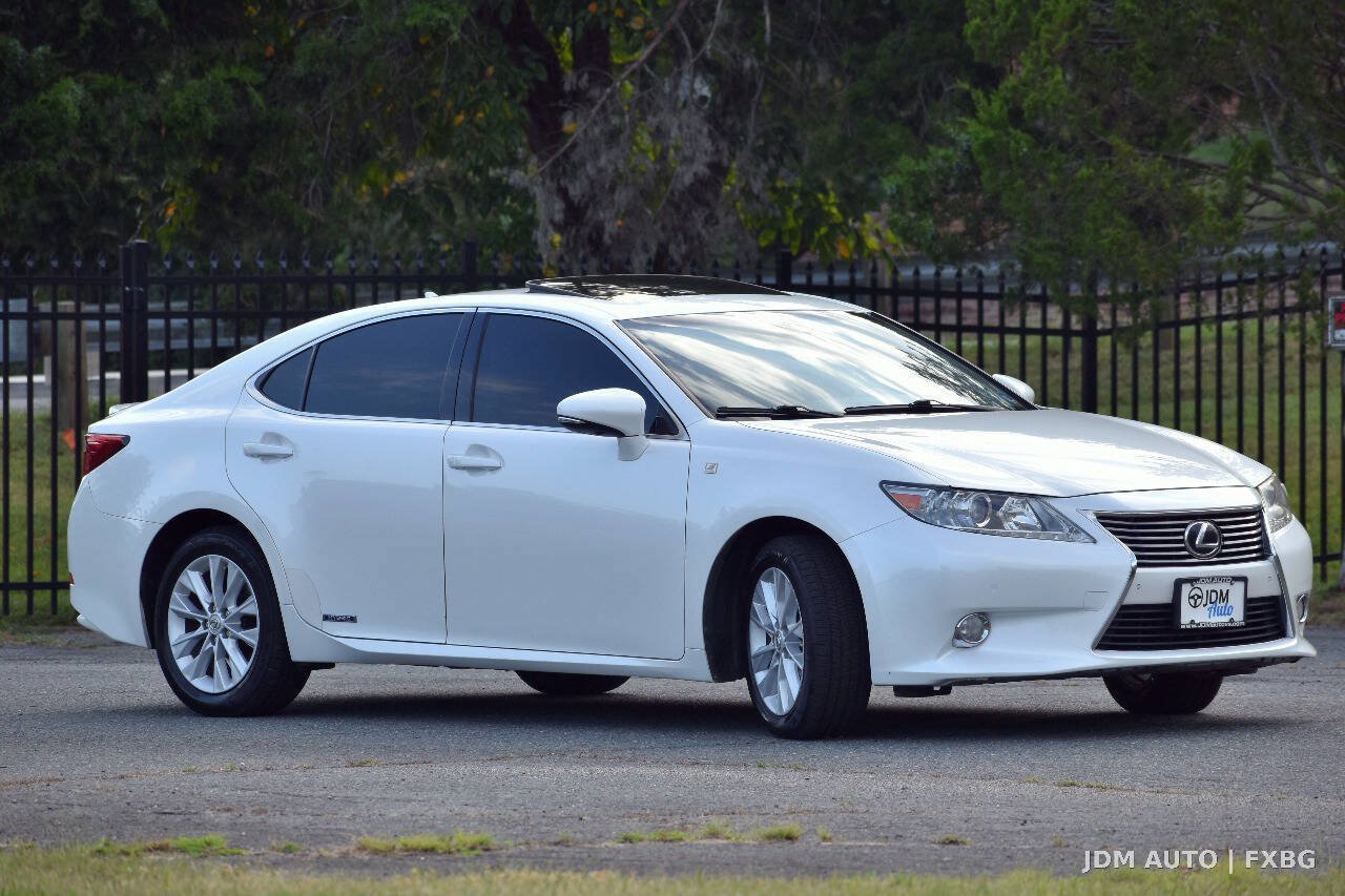 Used 2014 Lexus ES 300h w/ Premium Package w/Bamboo Trim FWD image 4