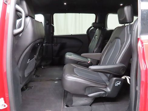 Used 2025 Chrysler Pacifica Select FWD image 13