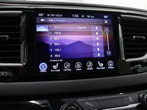 Used 2017 Chrysler Pacifica Touring-L FWD image 50