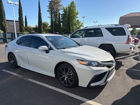 Used 2022 Toyota Camry SE FWD image 1