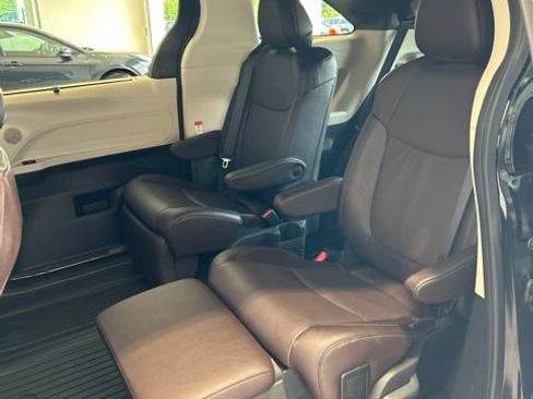 Used 2024 Toyota Sienna Platinum AWD/4WD image 21