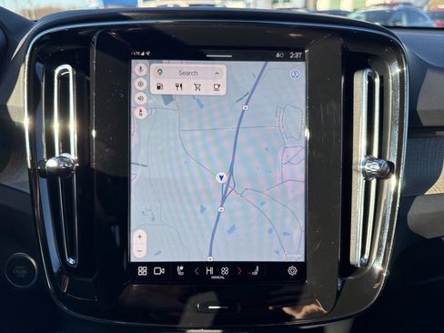 Used 2025 Volvo XC40 B5 Core w/ Climate Package image 21