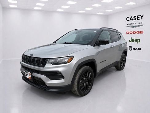 Used 2023 Jeep Compass Latitude w/ Sun and Sound Group AWD/4WD image 3