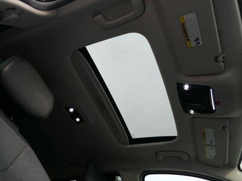 Used 2023 Kia Niro SX image 28