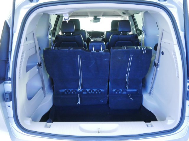 Used 2024 Chrysler Pacifica Touring-L FWD image 10